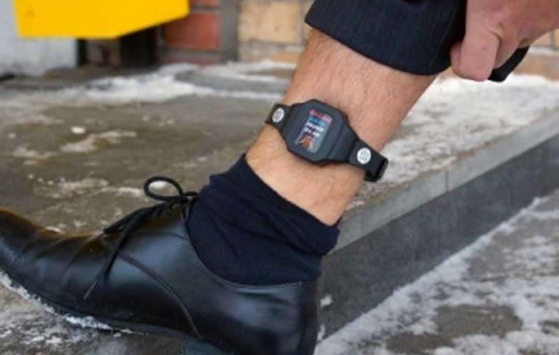 Braccialetti elettronici, per il sindacato di polizia sono un flop: «Il 60% degli allarmi è falso»