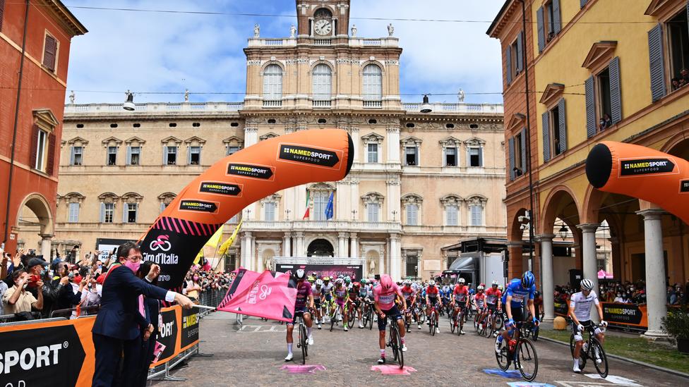 La partenza del Giro da piazza Roma nel 2021