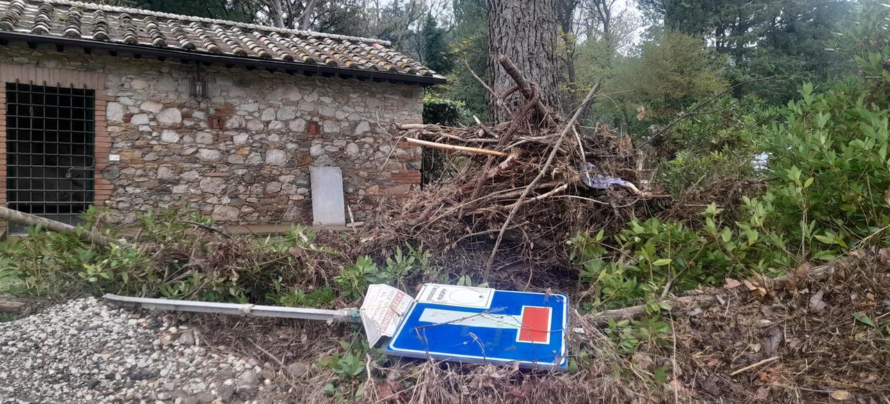 Valdicecina, un mese nel fango: soli e ancora in ginocchio