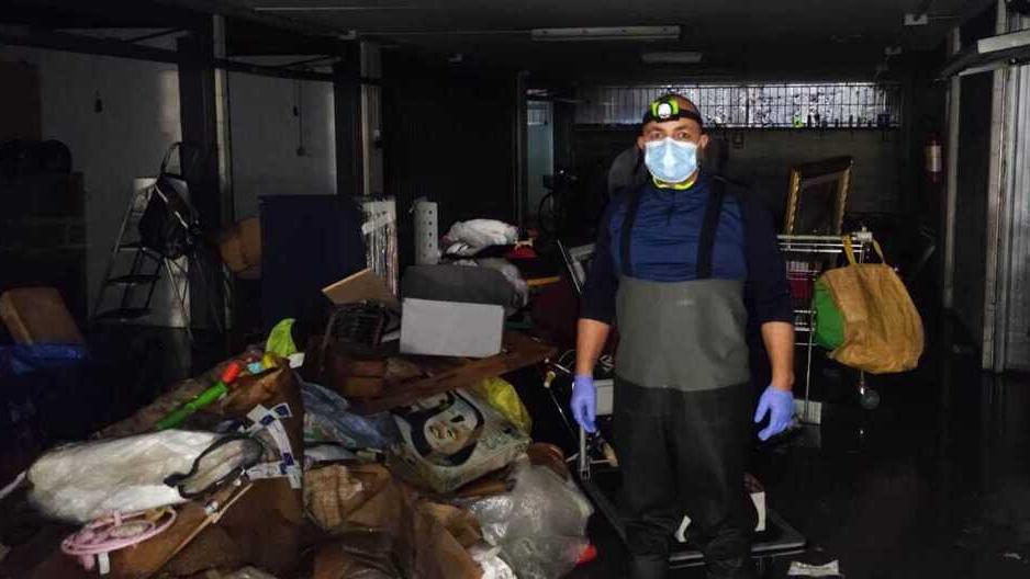 Dentro al cimitero delle auto di via Zucchi a Modena: «Almeno un milione di euro di danni»