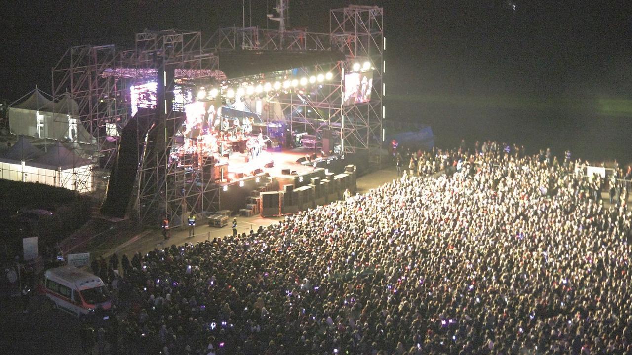 Capodanno a tutti i costi: Comuni dell’isola a caccia di artisti e senza badare a spese