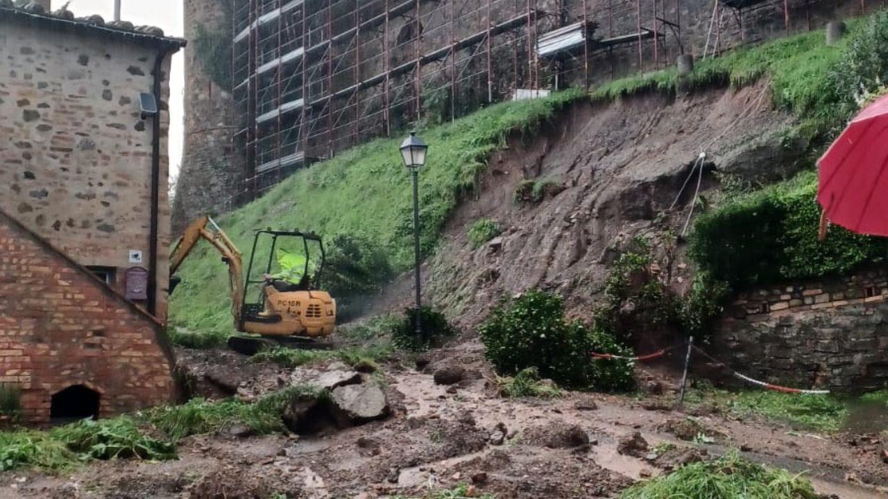 La frana che ha chiuso il transito per accedere al paese