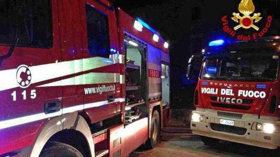 Prato, principio d’incendio in un palazzo del centro: soccorse sette persone
