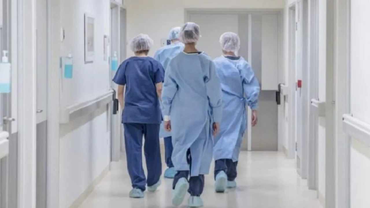 Medici nella corsia di un ospedale