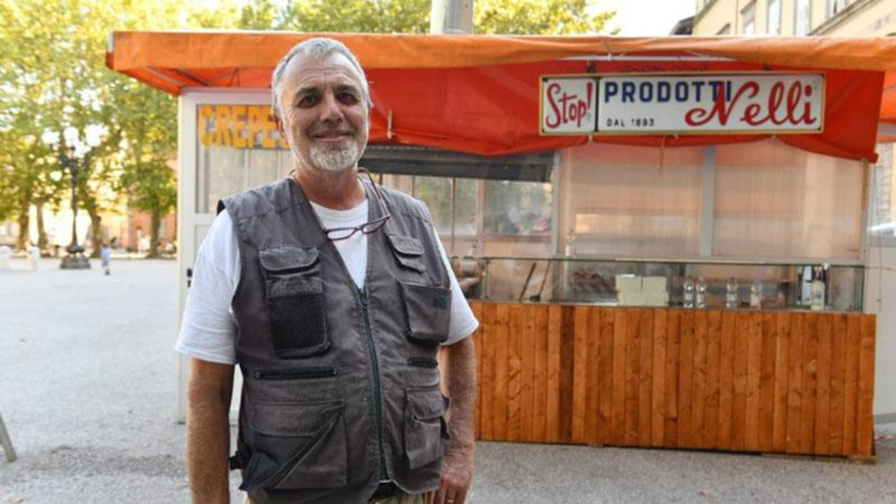 Stefano Zini davanti al chiosco dei frati quando era in piazza Napoleone