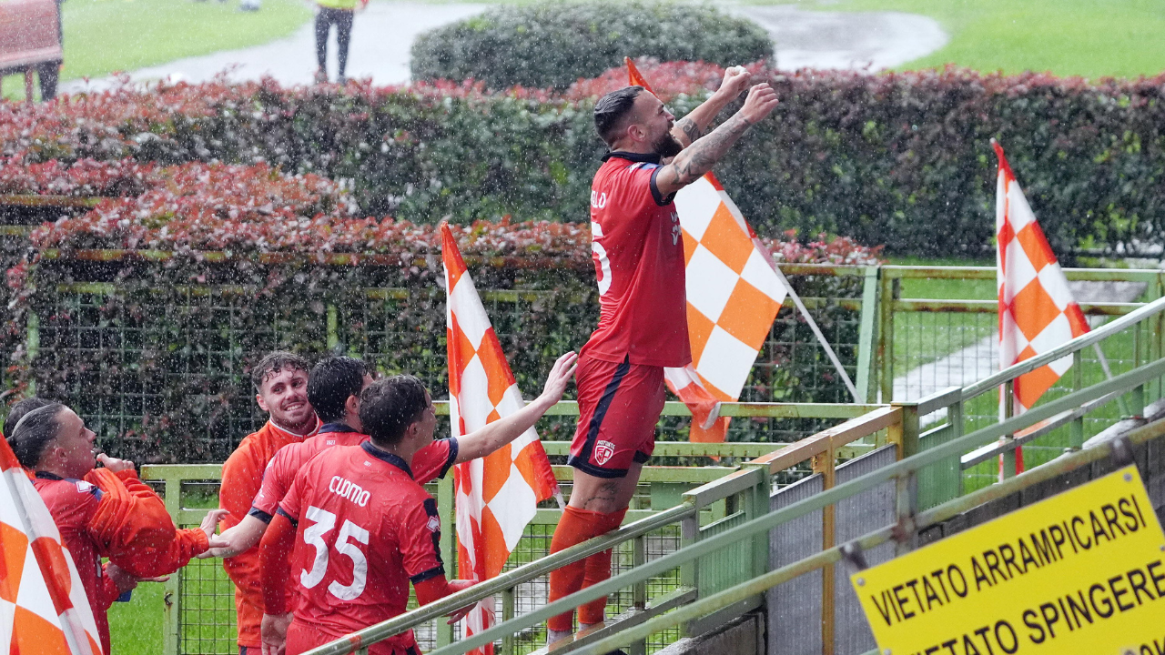 Claudio Sparacello esulta dopo il gol (foto Nucci)