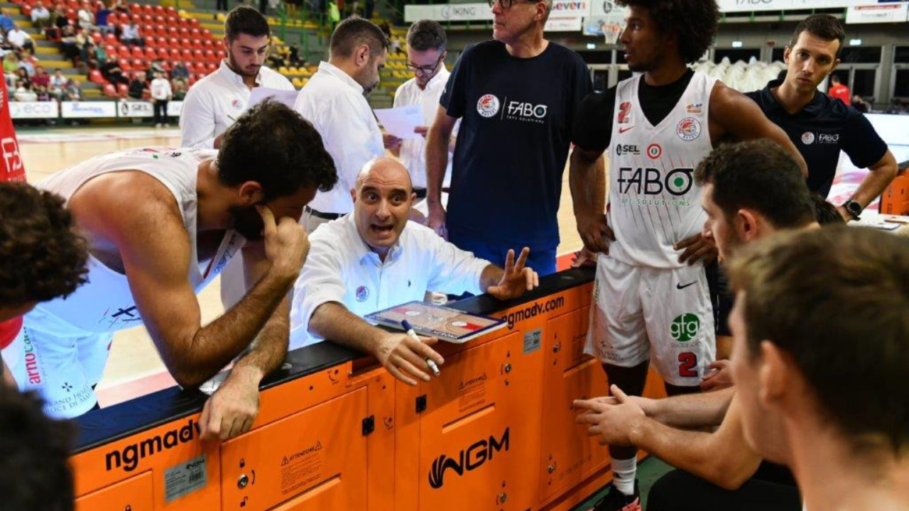 Coach Barsotti durante un time out