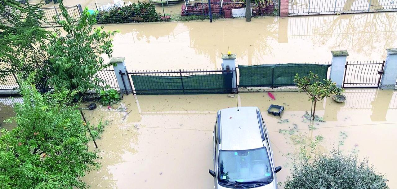 Reggio Emilia, sfiniti da un’alluvione senza fine: «È un incubo»