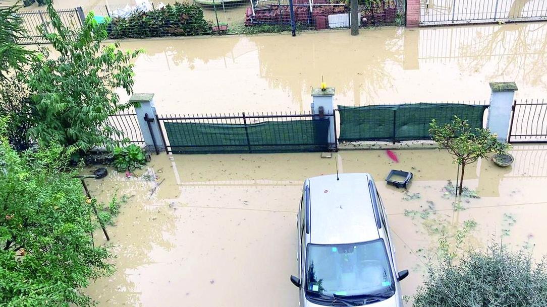 Reggio Emilia, sfiniti da un’alluvione senza fine: «È un incubo»