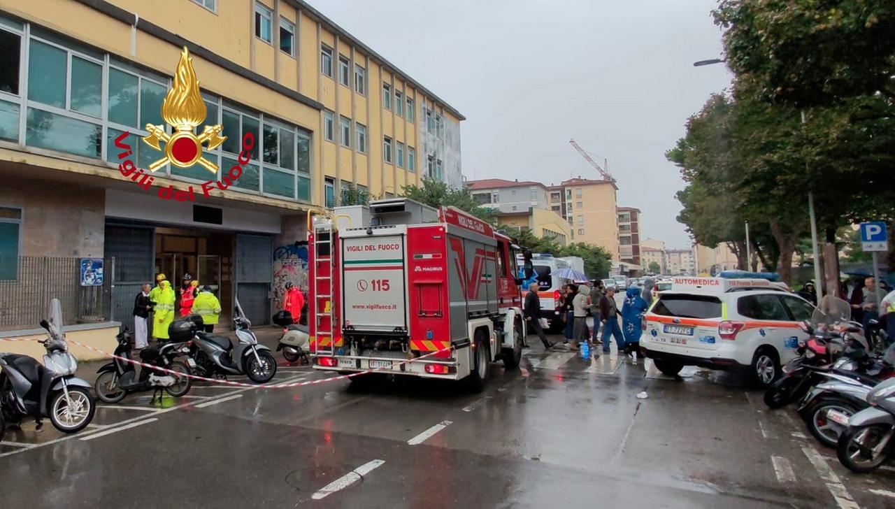 Firenze, crollo al liceo Da Vicni: 1000 studenti in strada