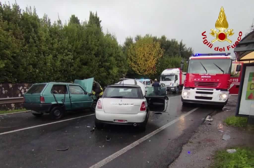 Lucca, frontale a Massa Pisana: due in ospedale