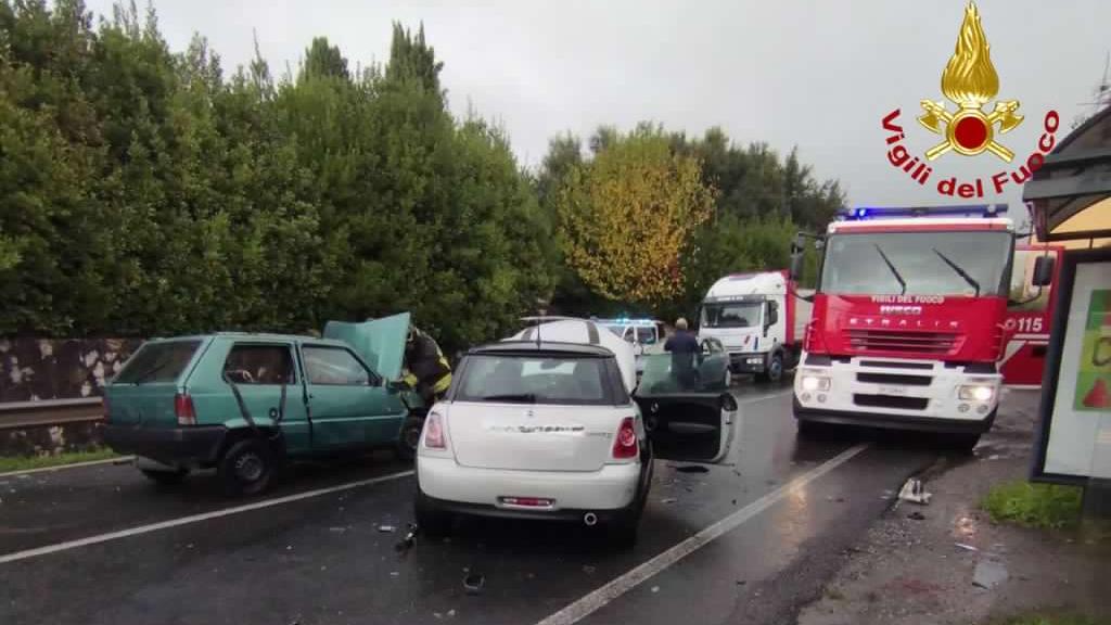 Lucca, frontale a Massa Pisana: due in ospedale