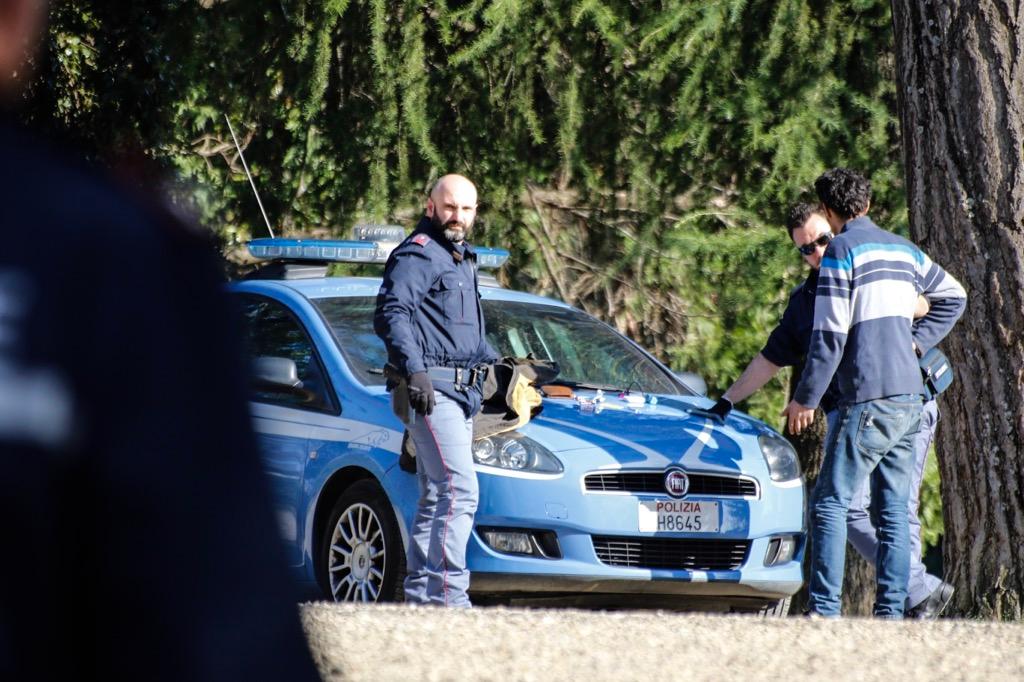 Firenze, tenta di rapinarla: lei si difende con lo spray al peperoncino e i passanti bloccano l’aggressore
