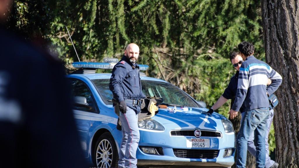 Firenze, tenta di rapinarla: lei si difende con lo spray al peperoncino e i passanti bloccano l’aggressore