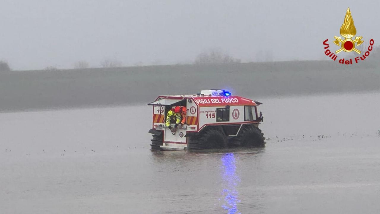 Alluvione a Reggio Emilia, i vigili del fuoco in soccorso col mezzo Sherp