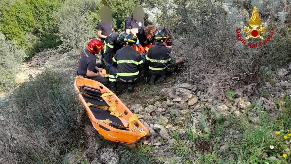 Scivola in un dirupo: salvato da vigili del fuoco e soccorso alpino