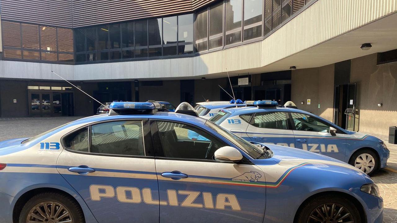 Barista violentata dal ladro che la minaccia col coltello