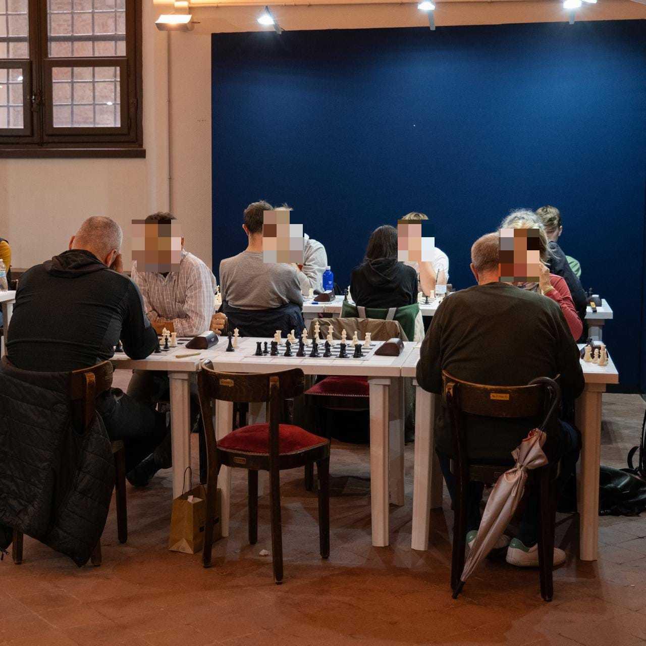 Un gruppo di scacchisti impegnato in un torneo (foto d'archivio)