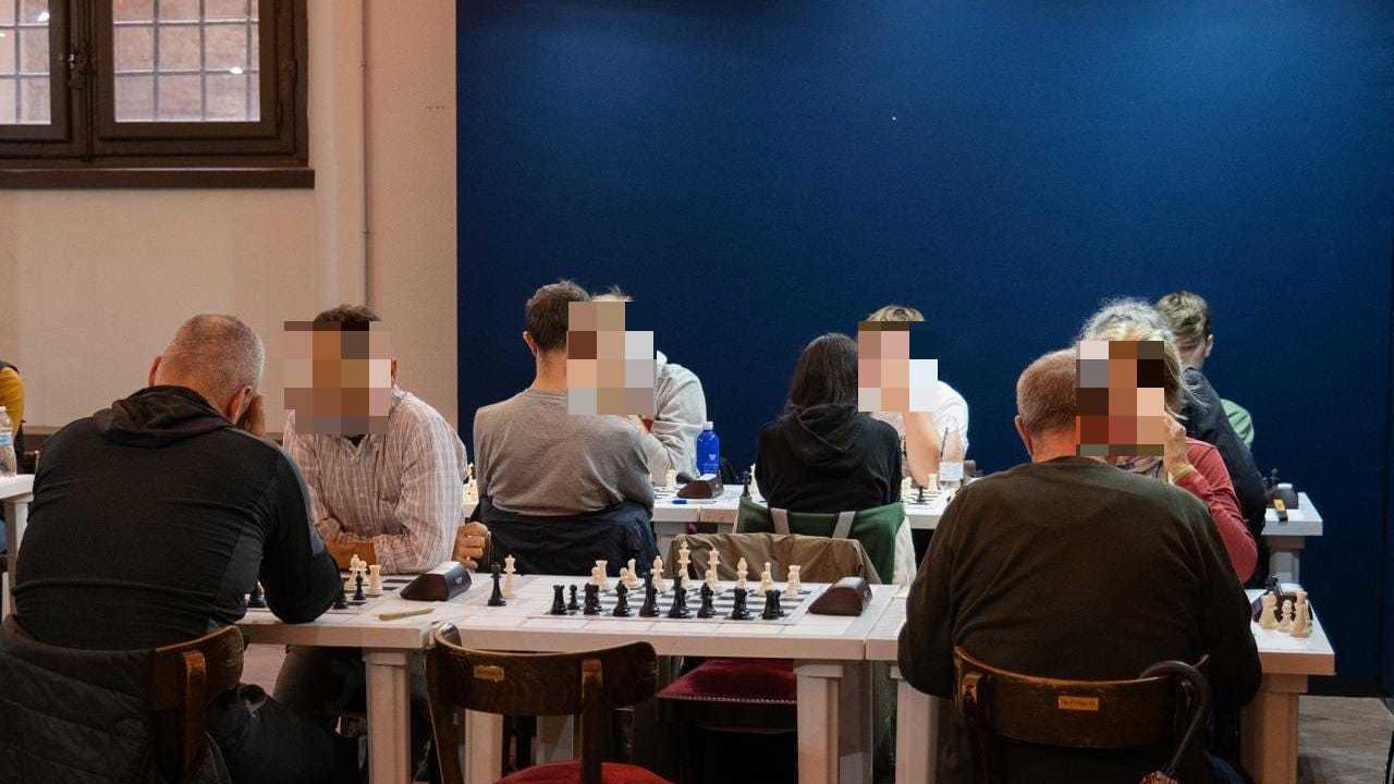 Un gruppo di scacchisti impegnato in un torneo (foto d'archivio)