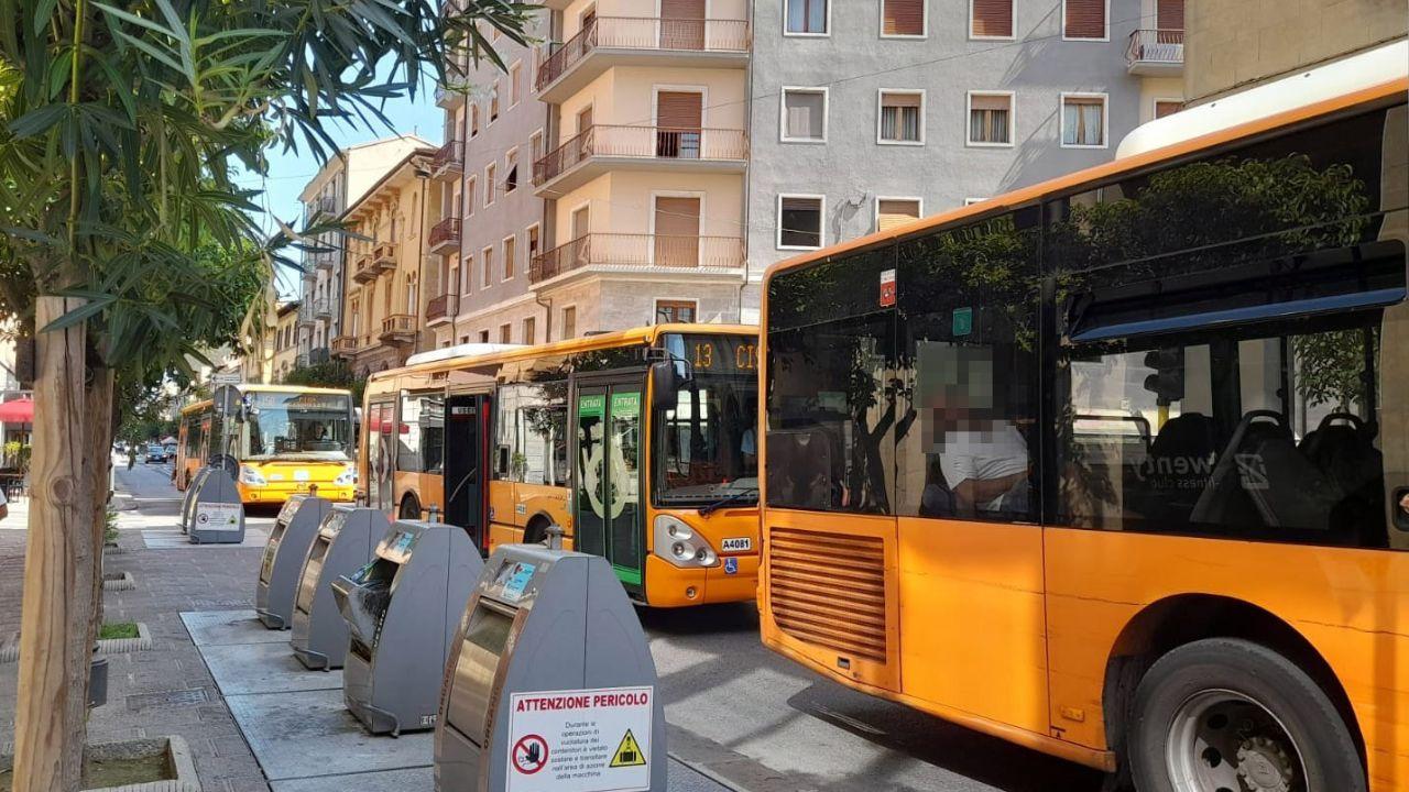
	<br />
	Una fermata dei bus in via Benedetto Croce nei pressi della stazione (foto d&rsquo;archivio)

