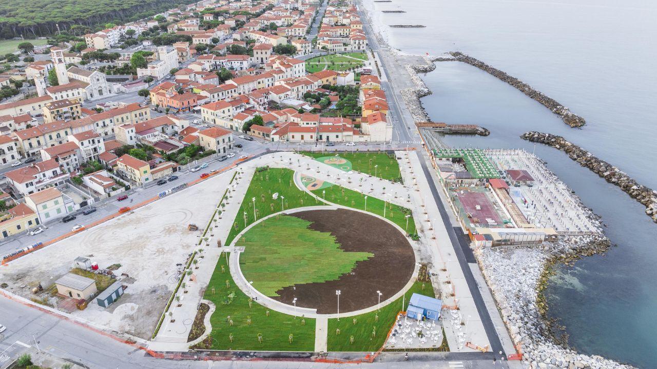 Una veduta aerea di Marina di Pisa con il suo lungomare