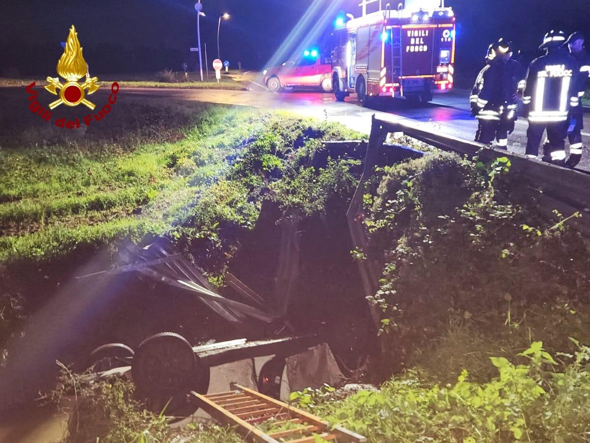 L'auto ribaltata nel fossato (foto vigili del fuoco)