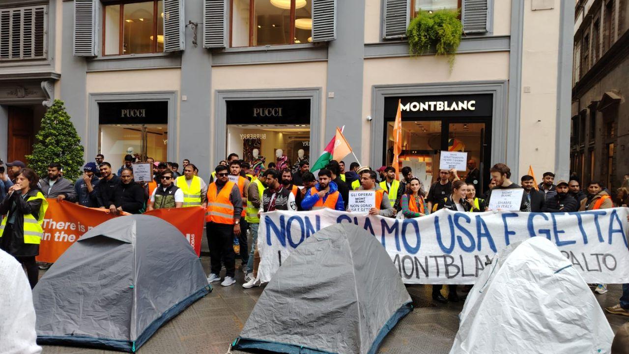 In alto i lavoratori delle ditte in appalto davanti al negozio Montblanc in via Tornabuoni con il sit-in di tende