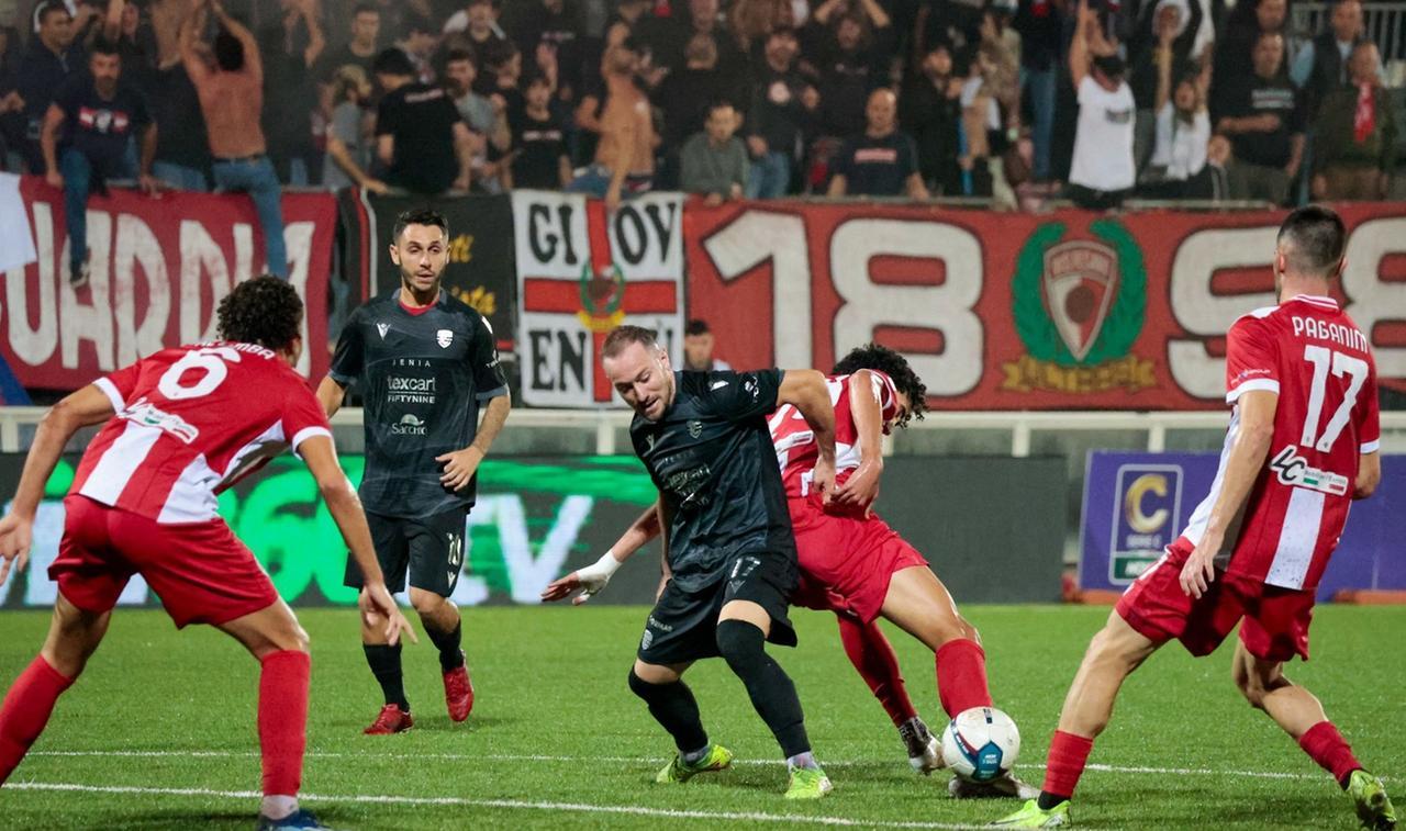 
	Sereni fermato dai giocatori della Vis Pesaro (foto Alessandro Torelli)

