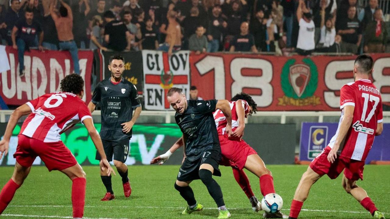 Sereni fermato dai giocatori della Vis Pesaro (foto Alessandro Torelli)
