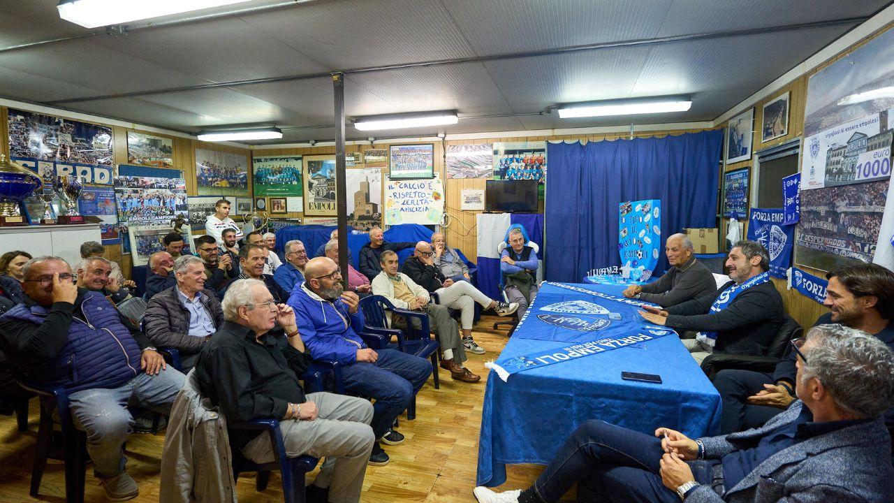 Incontro del ds dell’Empoli Roberto Gemmi coi tifosi nella sede dell’Unione club azzurri (foto Juri Autovino)