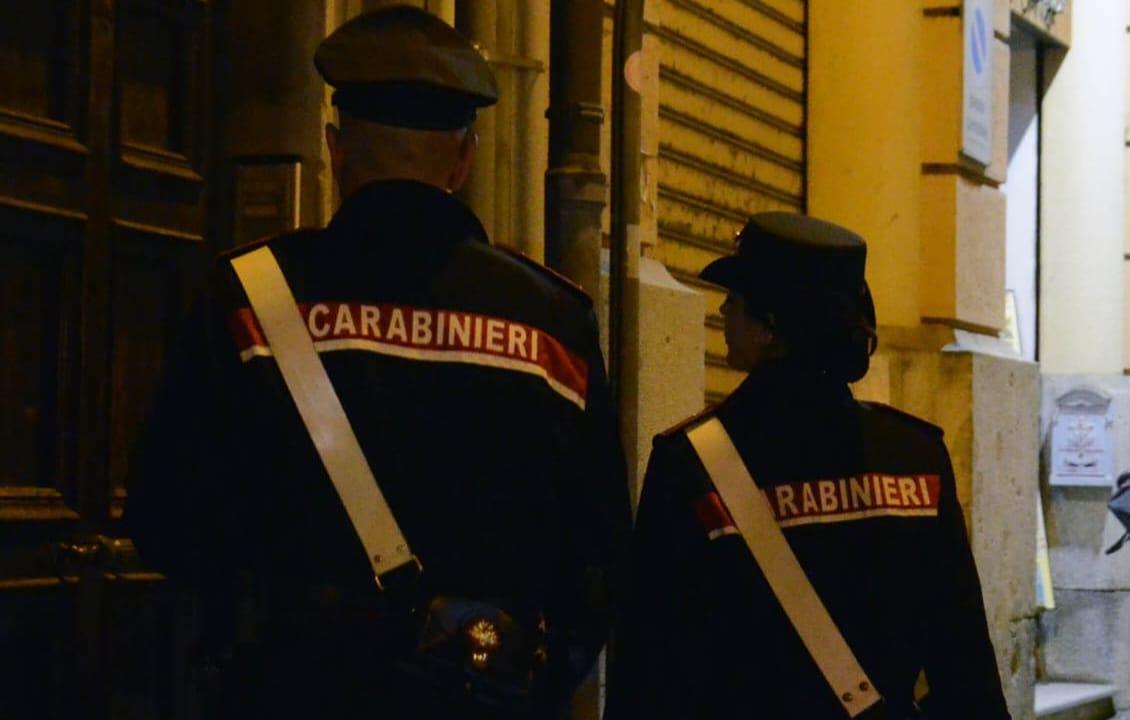 Minaccia di far esplodere una bombola di gas per estorcere soldi alla madre: arrestato 34enne