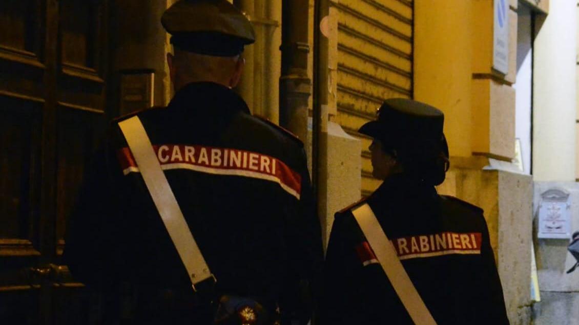 Minaccia di far esplodere una bombola di gas per estorcere soldi alla madre: arrestato 34enne