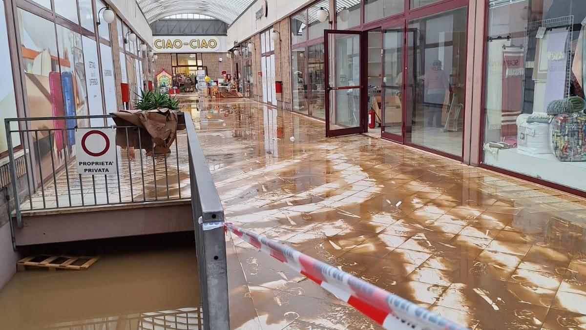Il centro commerciale Vallescaja invaso dal fango