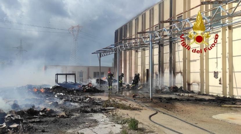 Capannone a fuoco ad Assemini, un operaio salvato dai vigili del fuoco