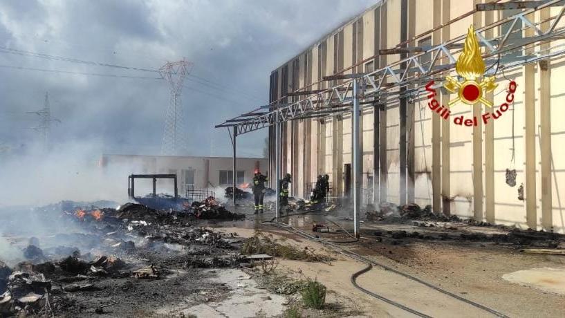 Capannone a fuoco ad Assemini, un operaio salvato dai vigili del fuoco