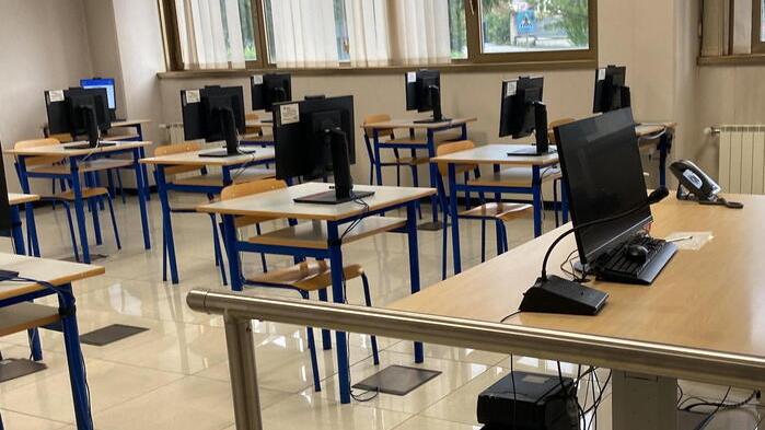 Massa, sorpreso con gli auricolari al test per la patente: denunciato