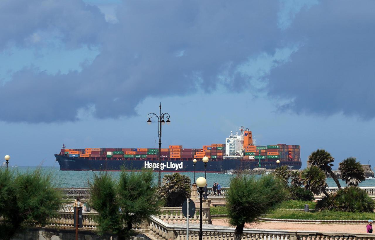 LIVORNO—porto- nave container