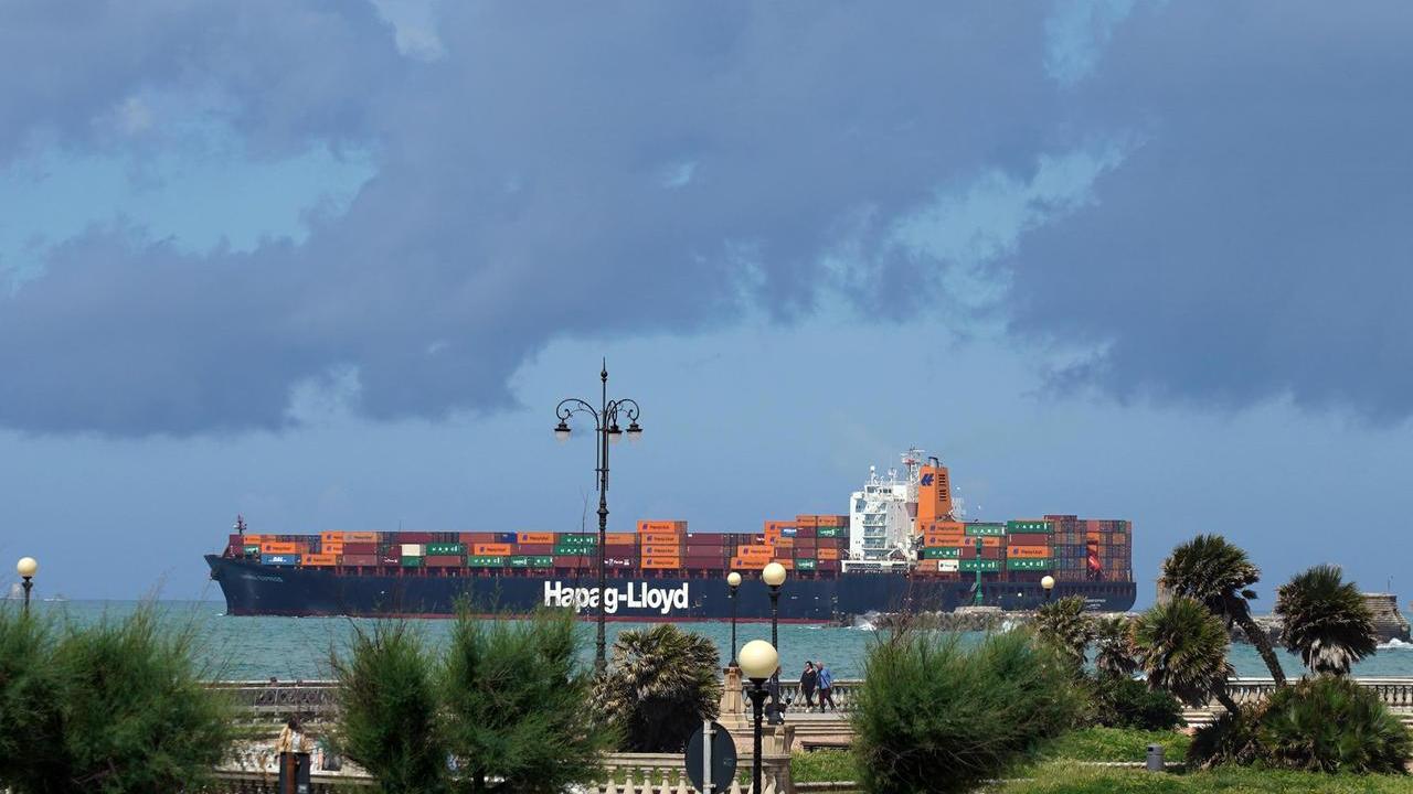 LIVORNO—porto- nave container