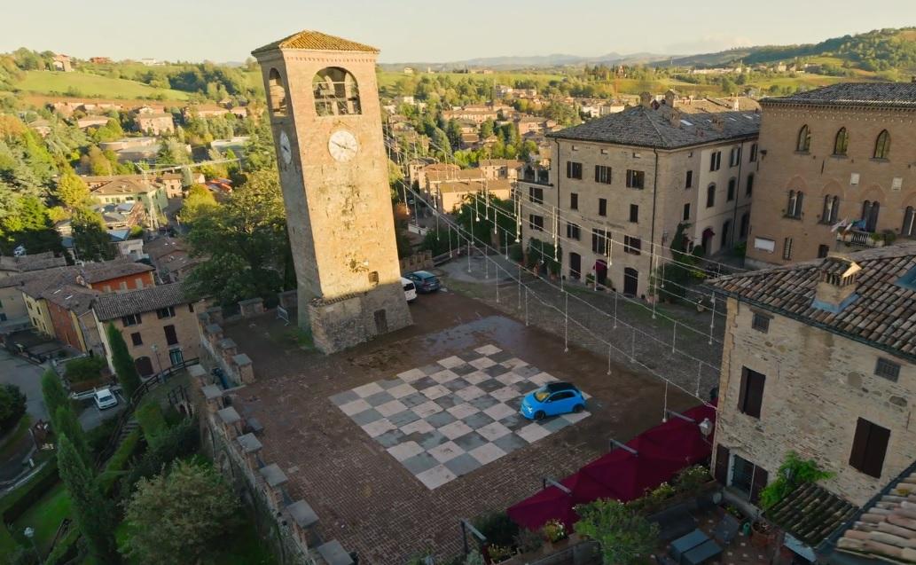 
	Un fermoimmagine del trailer di "Affari a Quattro Ruote" a Castelvetro (Motor Trend)

