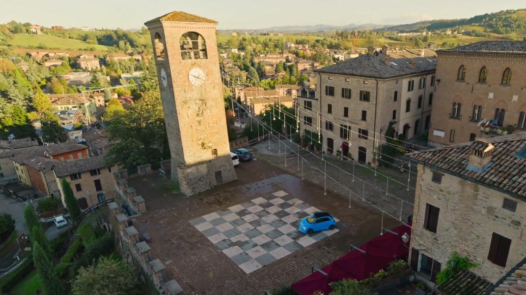 Un fermoimmagine del trailer di "Affari a Quattro Ruote" a Castelvetro (Motor Trend)