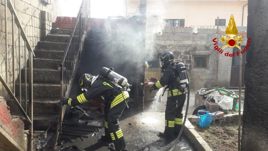 Narbolia, fiamme distruggono un magazzino