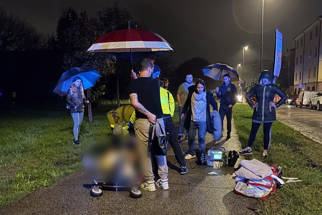 Ferrara, colto da infarto in strada: salvato da due sanitari