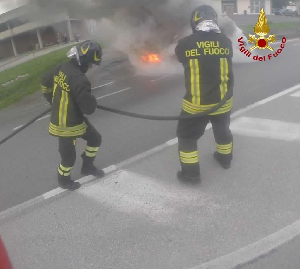Tamponamento tra due auto, scoppia l’incendio