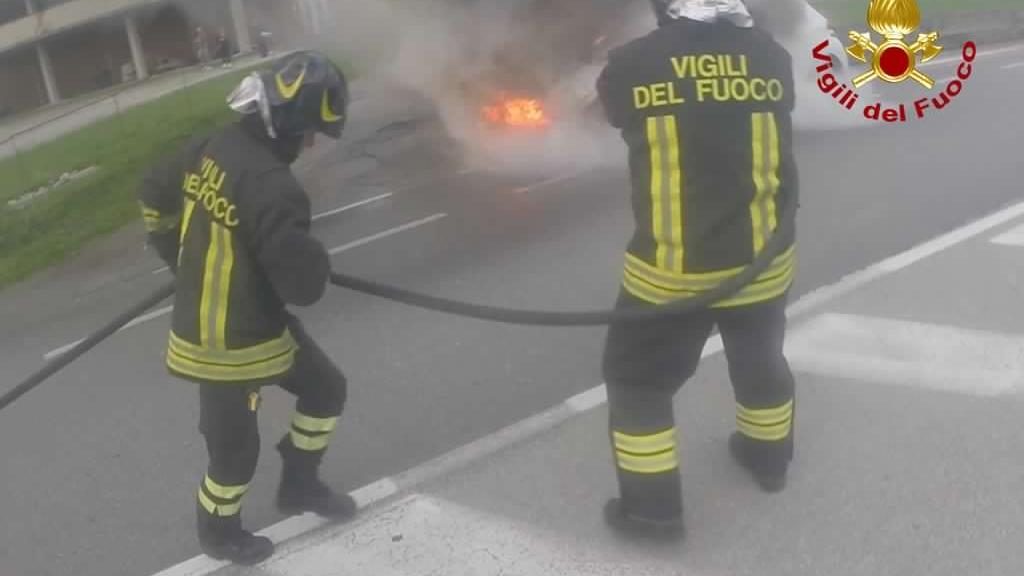 Tamponamento tra due auto, scoppia l’incendio