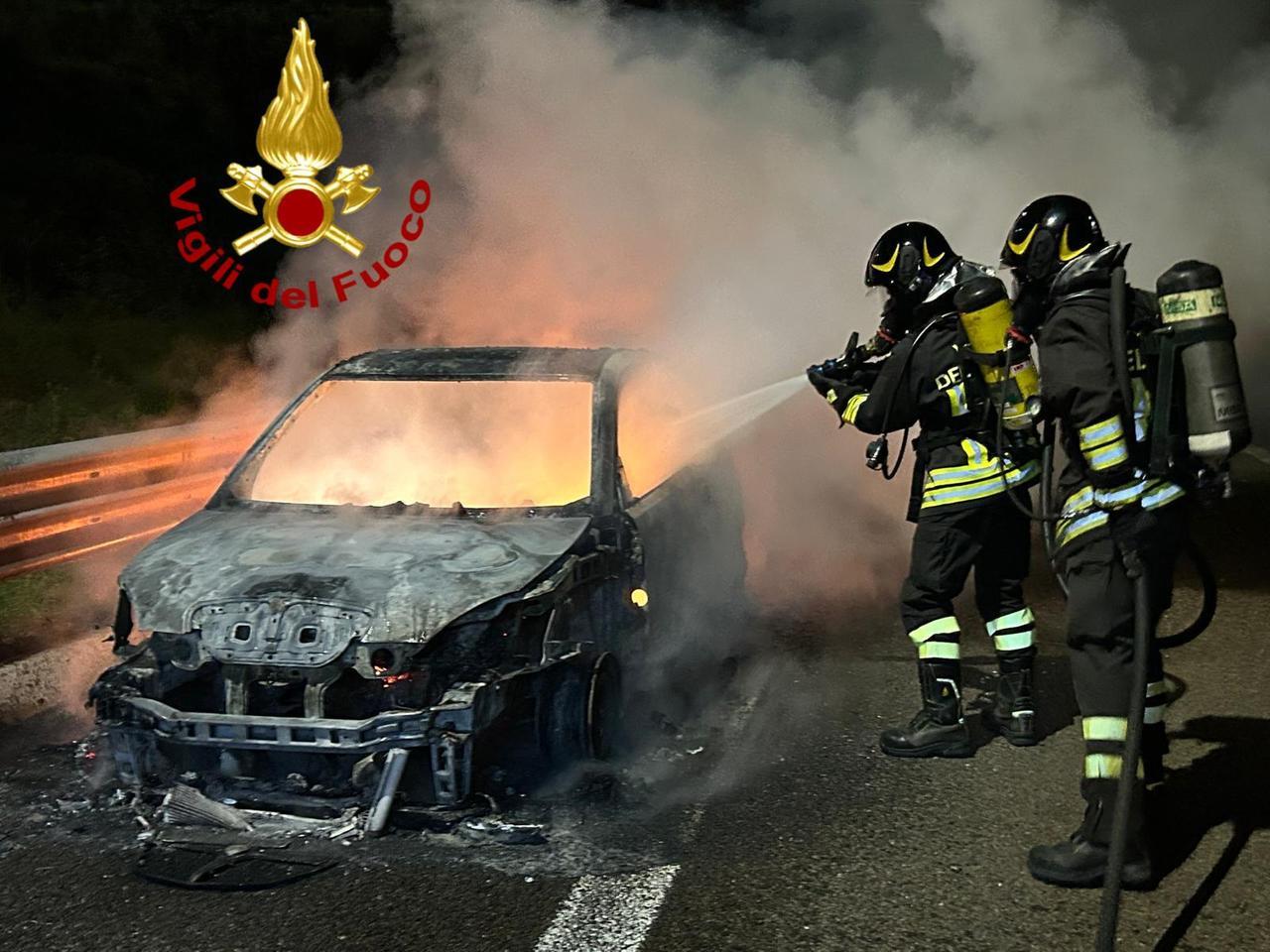 Auto in fiamme al bivio per Oschiri, illese le due persone a bordo