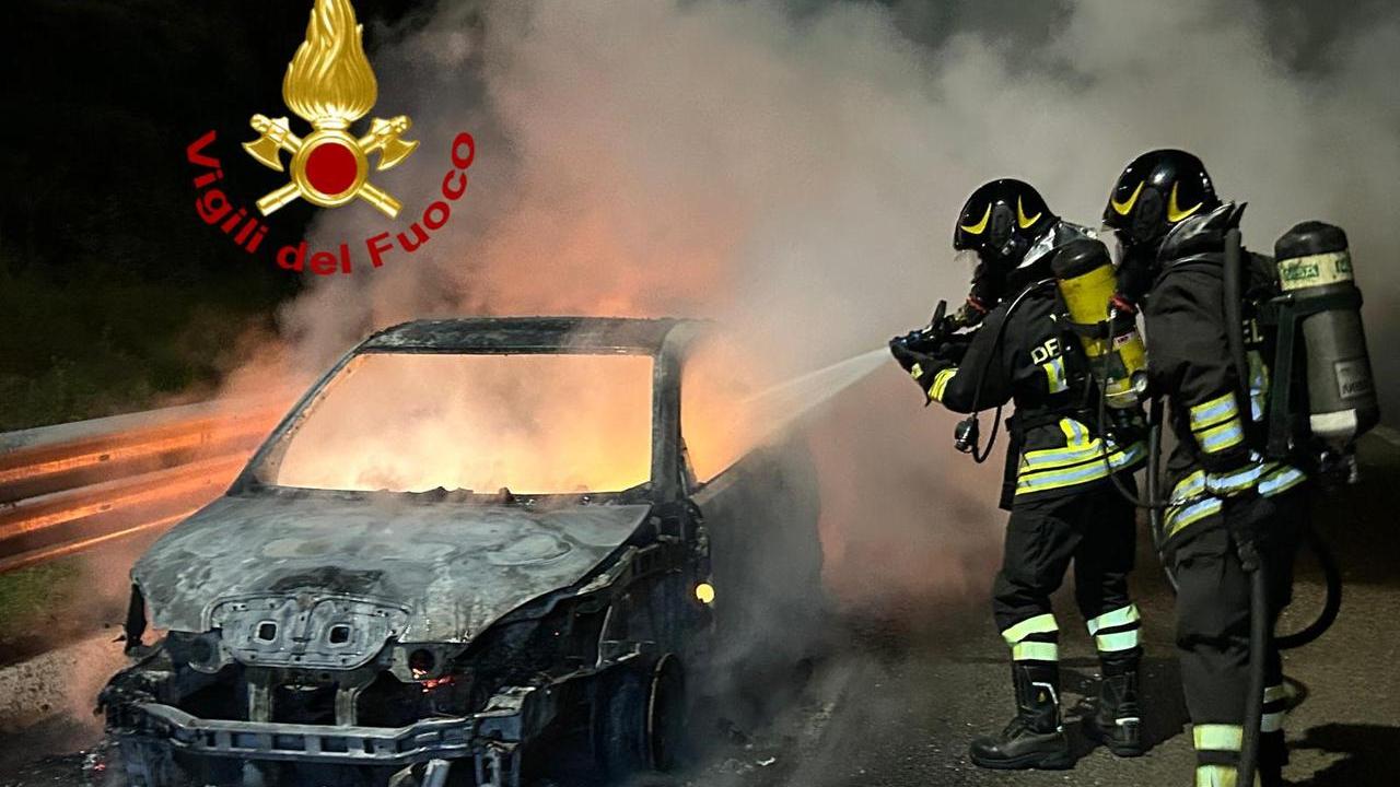 Auto in fiamme al bivio per Oschiri, illese le due persone a bordo
