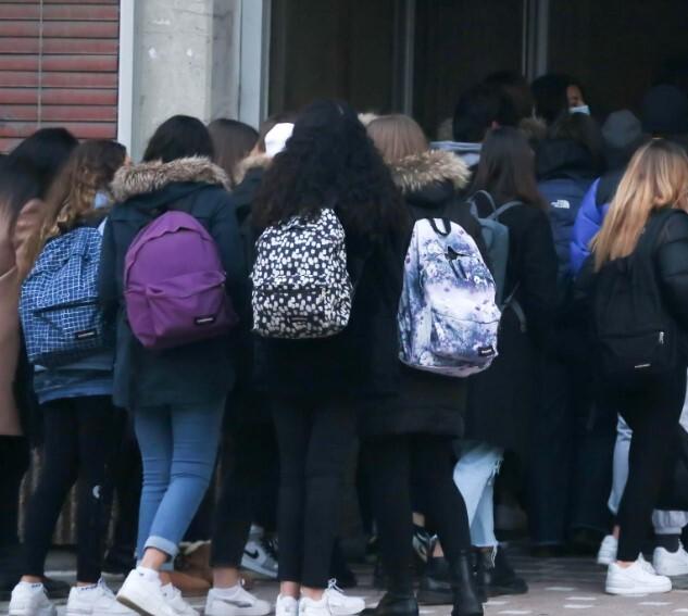 Modena, l’autobus è pericoloso: la polizia blocca la gita e ne fa arrivare un altro