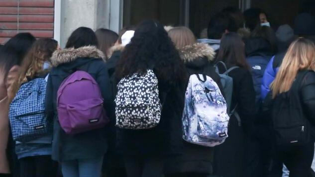 Modena, l’autobus è pericoloso: la polizia blocca la gita e ne fa arrivare un altro