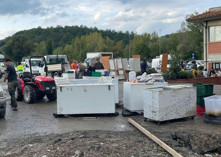 
	I materiali fuori dal ristorante allagato


