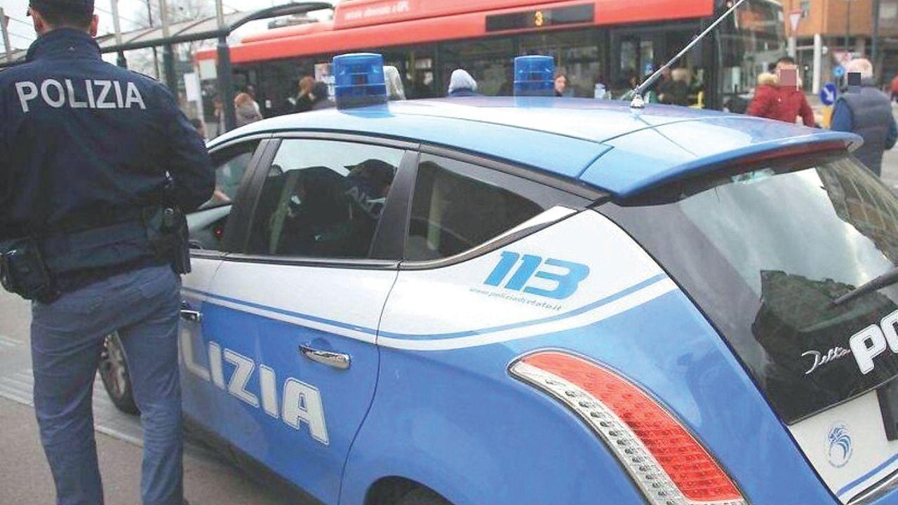 
	I poliziotti durante un intervento per una aggressione su un bus (foto d&rsquo;archivio)

